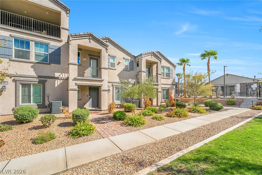 3 bed, 2.0 bath, 1256 sqft, $1,875 — Photo 2