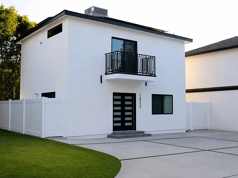 15217 Roya St — Photo 1