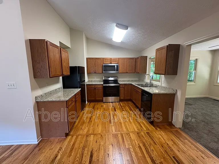 1029 Surmont Ct — Photo 5