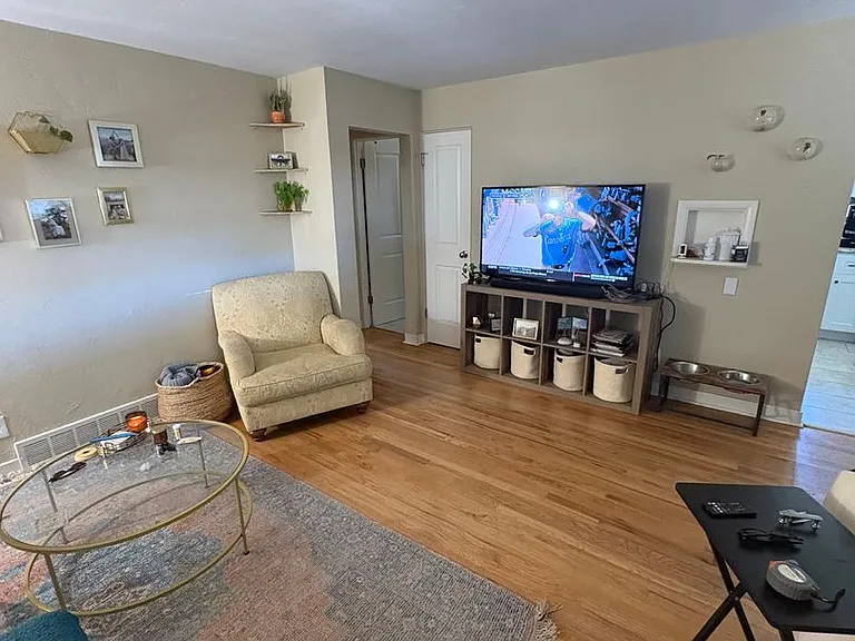 2030 Marshall St — Photo 9
