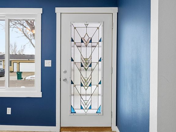 4th image of 323 Maple Dr