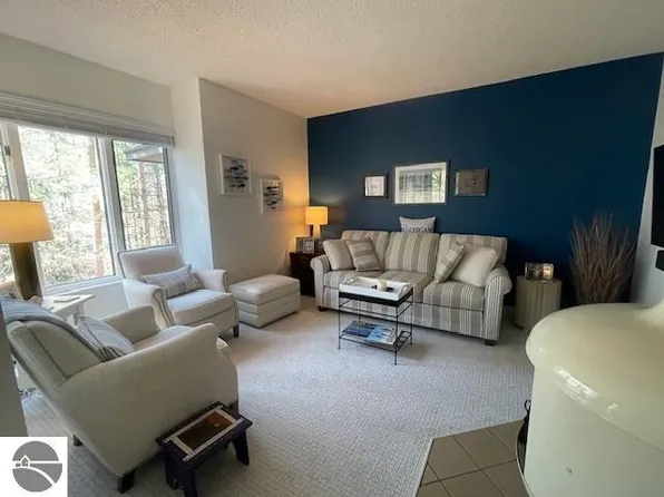 45 Hawks NE, Glen Arbor, MI 49636