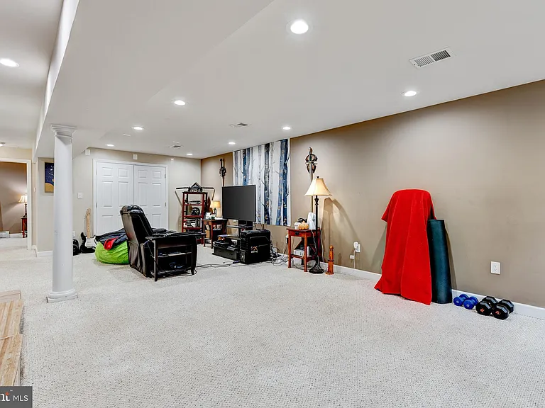 9920 Pinehurst Ave — Photo 21