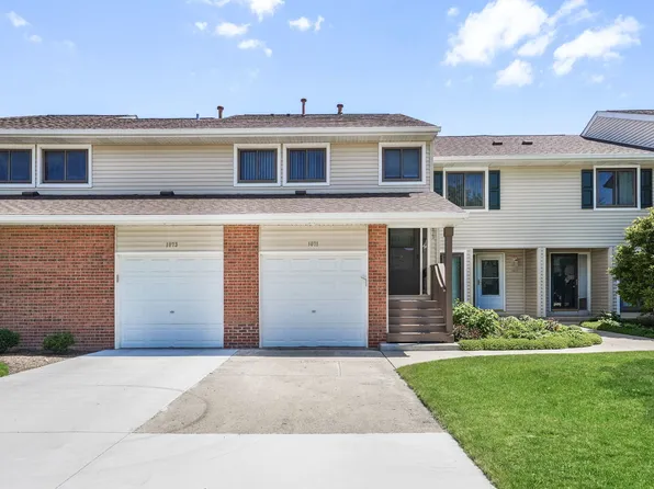 1073 Hidden Lake Dr, Buffalo Grove, IL 60089