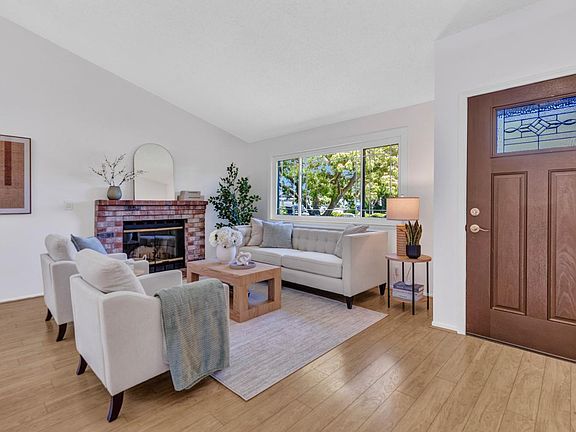 3rd image of 906 Steller Way