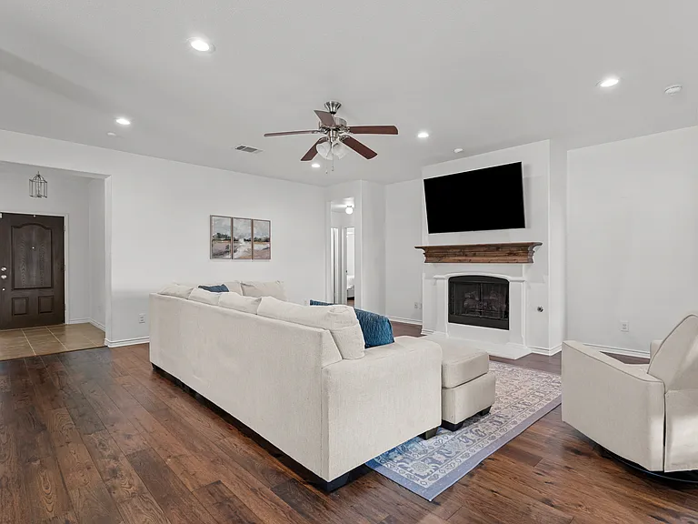 1024 Hidden Creek Dr — Photo 4
