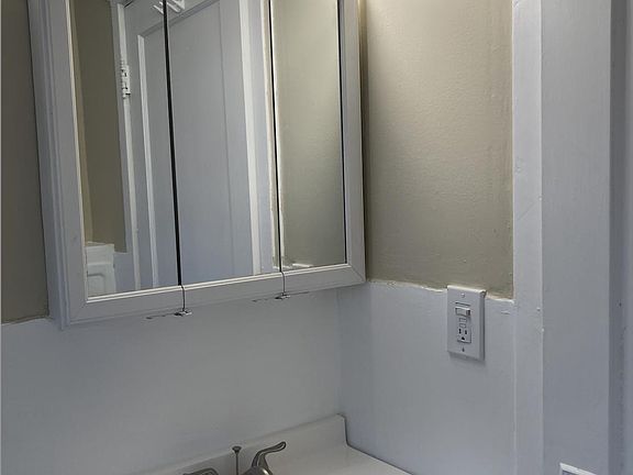 4th image of 2808 E 124th St