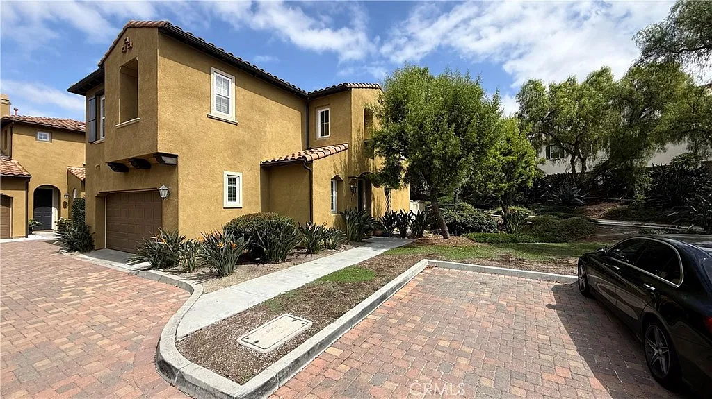 3 bed, 2.5 bath, 1634 sqft, $4,900 — Photo 2