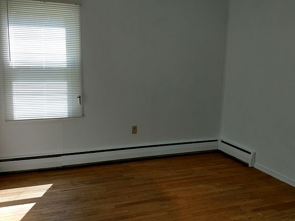 5th image of 70 Monroe St