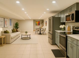 1600 Lakeview Dr, Hewlett, NY 11557