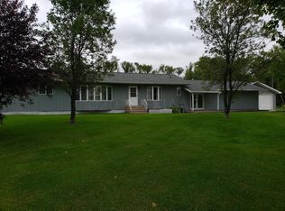 122 7th Ave NW, Hillsboro, ND 58045