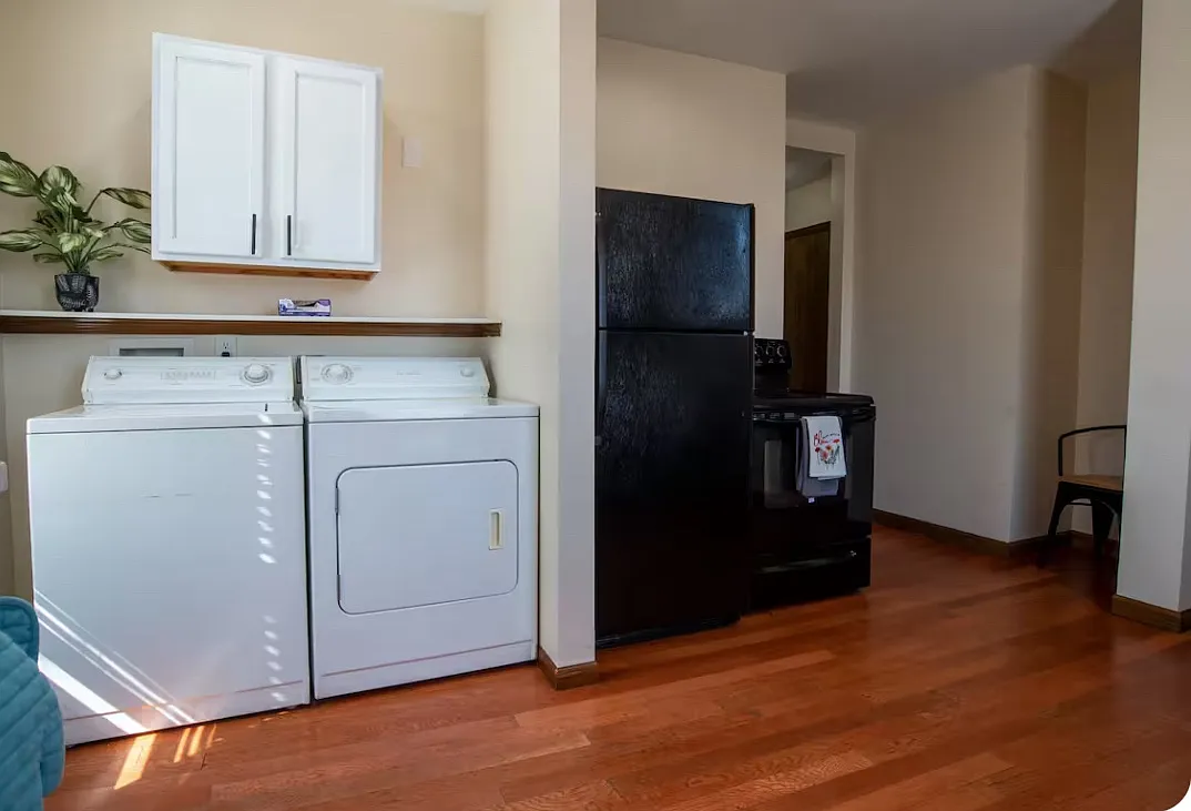 409 E Locust St — Photo 4