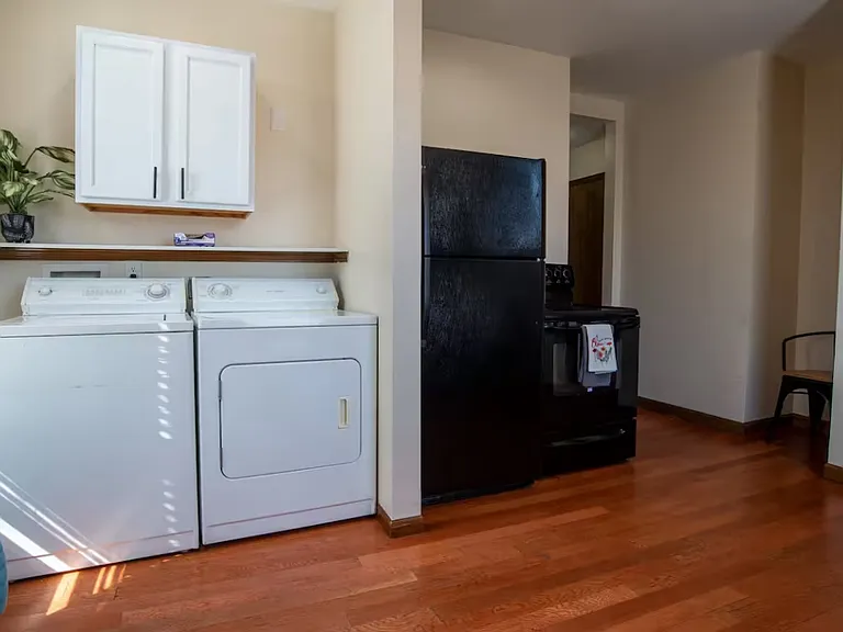 409 E Locust St — Photo 9