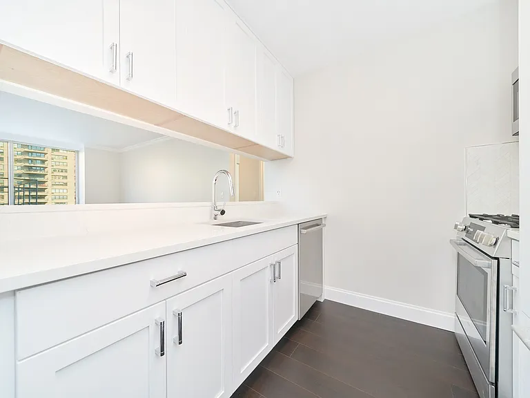 160 Riverside Blvd #9U — Photo 9