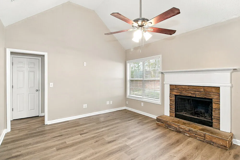 3 bed, 2.0 bath, 1307 sqft, $2,005 — Photo 4