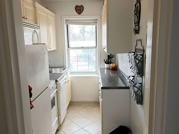 4th image of 5444 Arlington Ave #H32