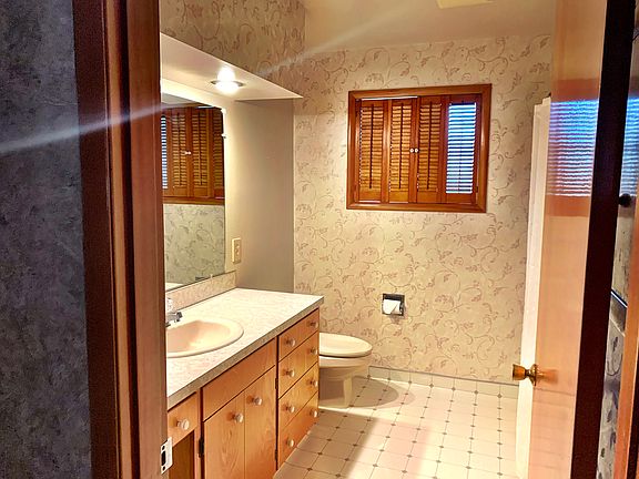 5th image of 2045 Margarett St NW
