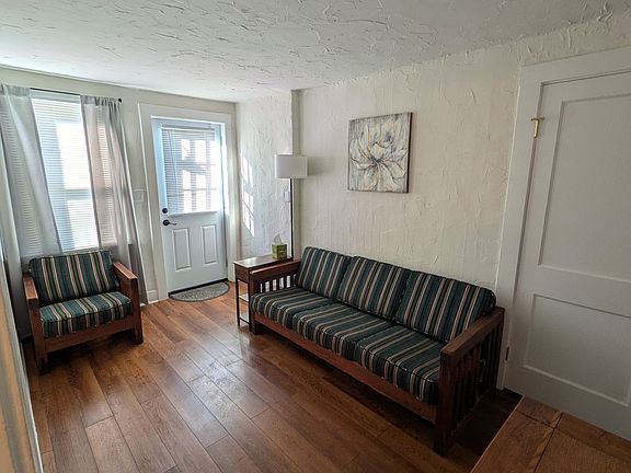 2nd image of 401 1/2 Locust Ave #B