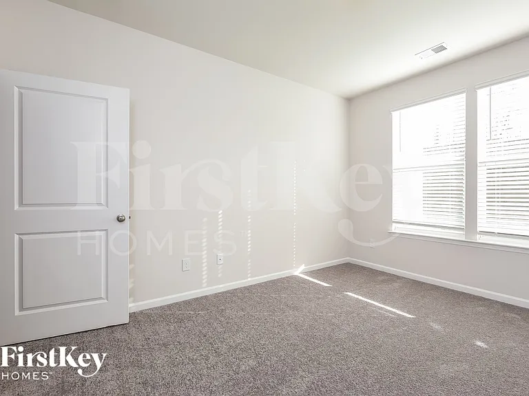 566 Hillpark Ln — Photo 12