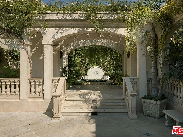 628 N Rodeo Dr — Photo 29