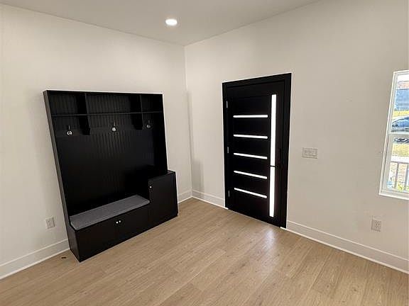 4th image of 2729 W Union St