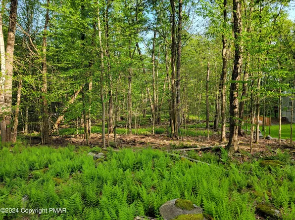 1882 N Fawn Ct, Gouldsboro, PA 18424