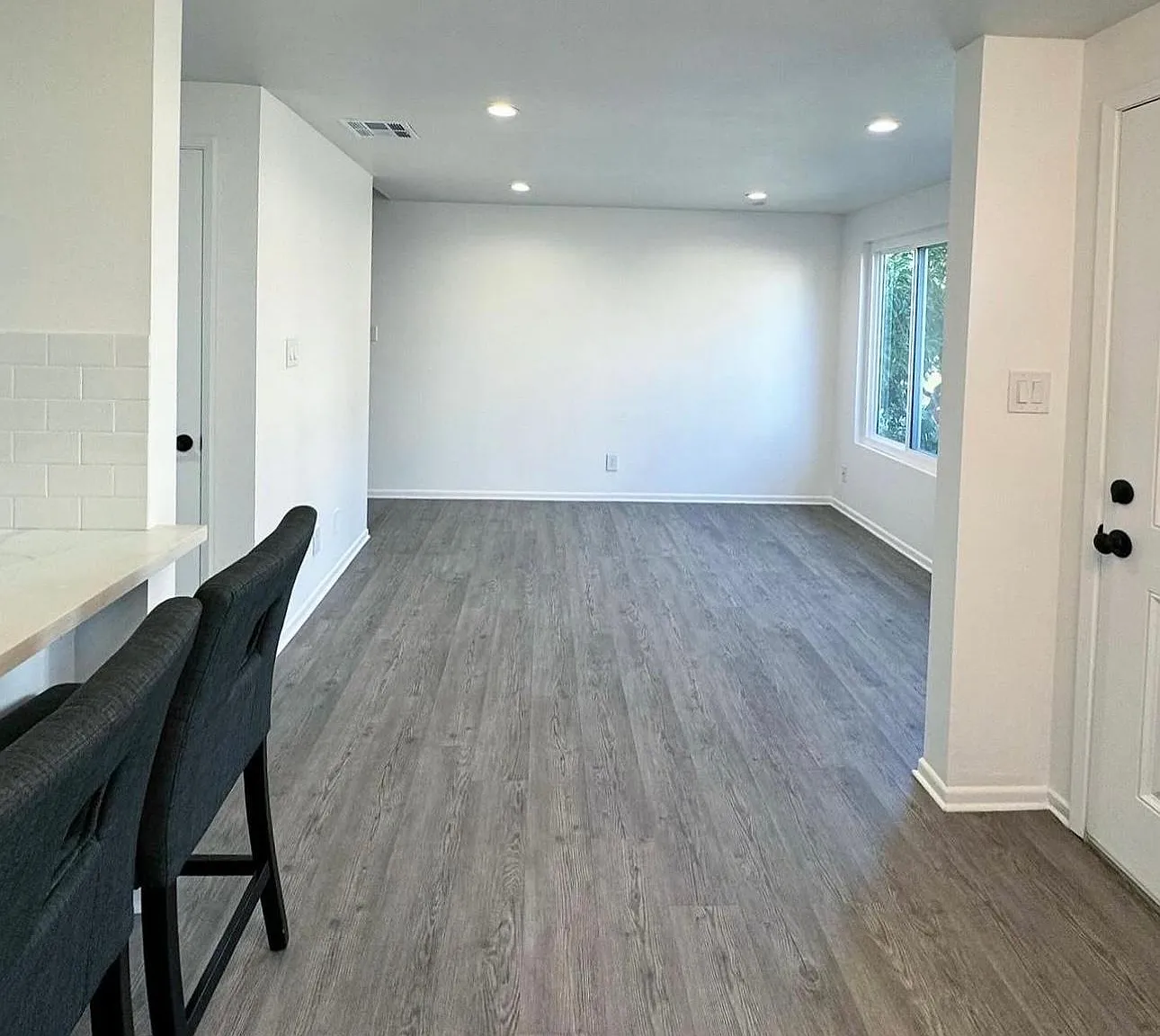 3 bed, 900 sqft, $3,300 — Photo 2