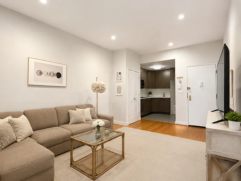 400 W 25th St #4A — Photo 1