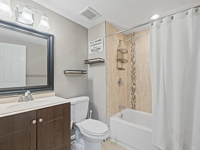 Upstairs Hallway Full Bath