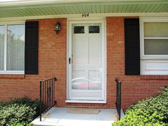 2nd image of 904 Meadow Ln