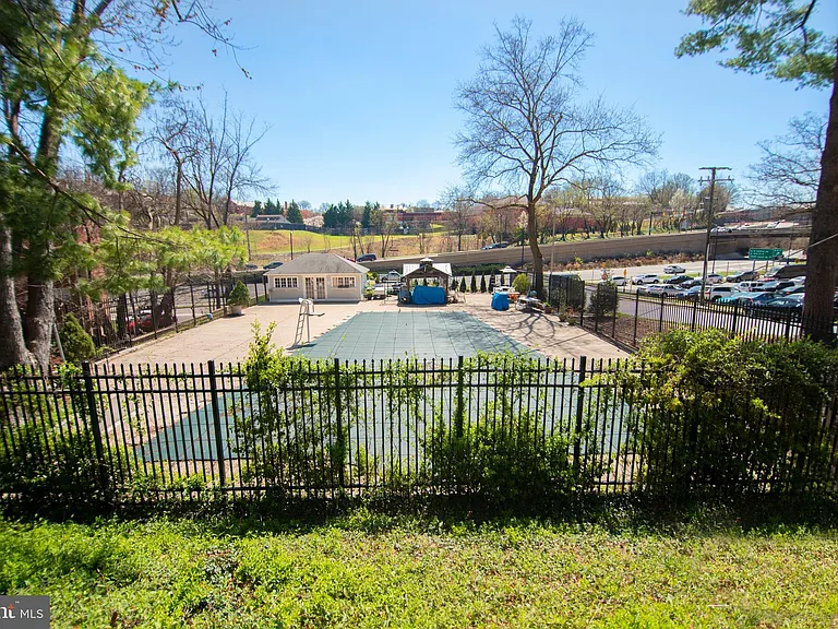 1210 N Taft St #201 — Photo 32
