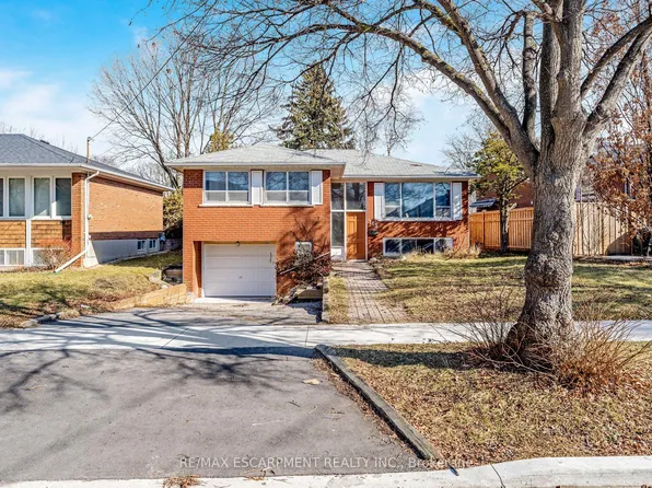 113 Poynter Dr, Toronto, ON M9R 1L7
