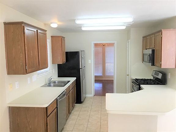 3rd image of 208 Hollander Ct