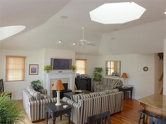 3rd image of 1826 Wesley Ave #2nd floor