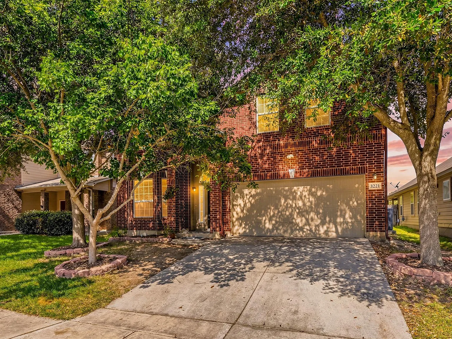 4 bed, 3.5 bath, 2815 sqft, $2,295 — Photo 2
