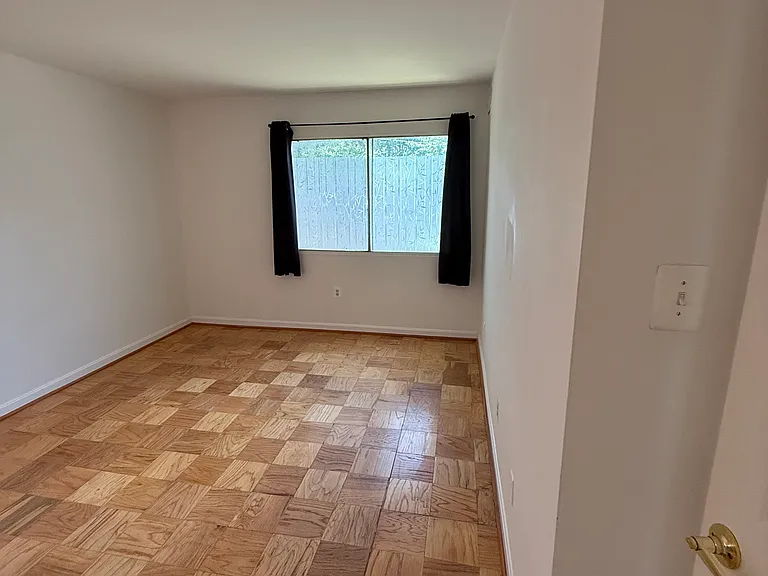 2911 Charing Cross Rd — Photo 27