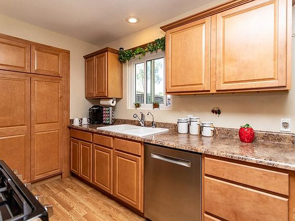 5th image of 2215 Harvey Pl