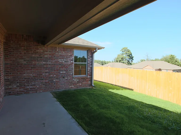 Beautiful 3 Bedroom 2 Bathroom Townhouse In South Tyler! Now Offering 1/2 Off First Full Months R... — Photo 22