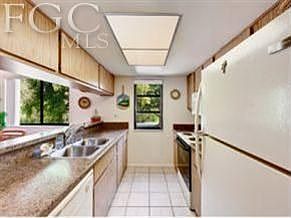 5th image of 988 Greenwood Ct N