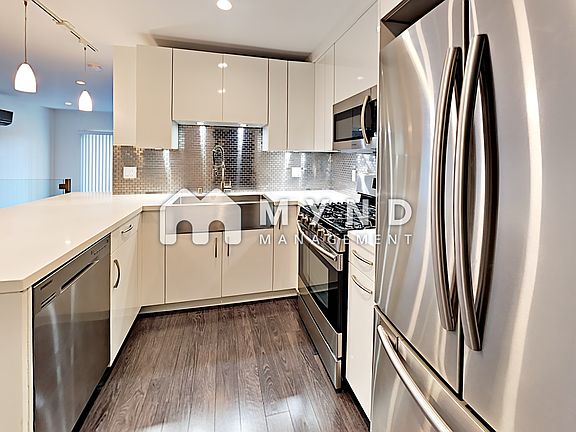 4th image of 2104 Columbia St #7