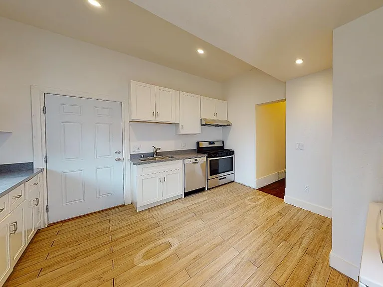610 Oak St — Photo 13