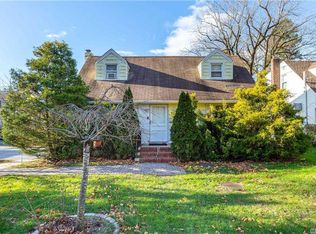 37 Red Ground Rd, East Hills, NY 11577