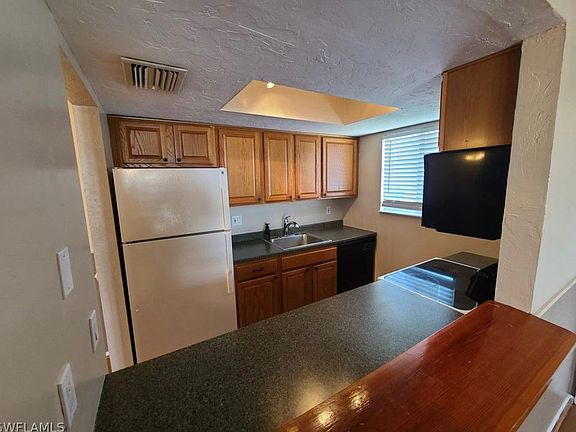 3rd image of 3328 Ottawa Cir APT 4