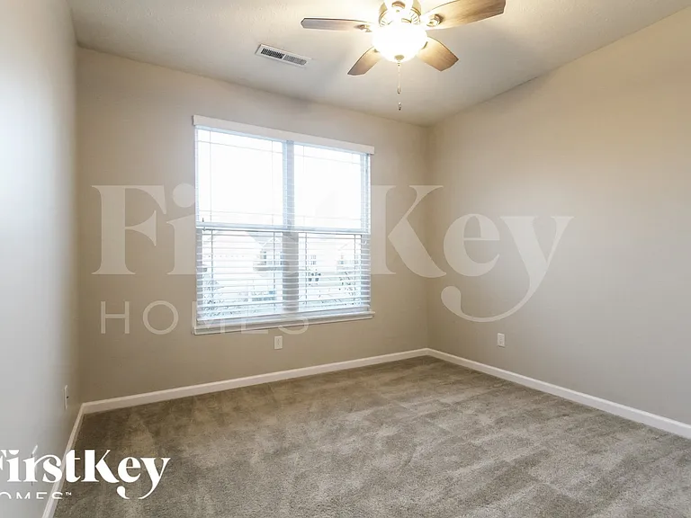 1341 Blackthorne Trl N — Photo 11