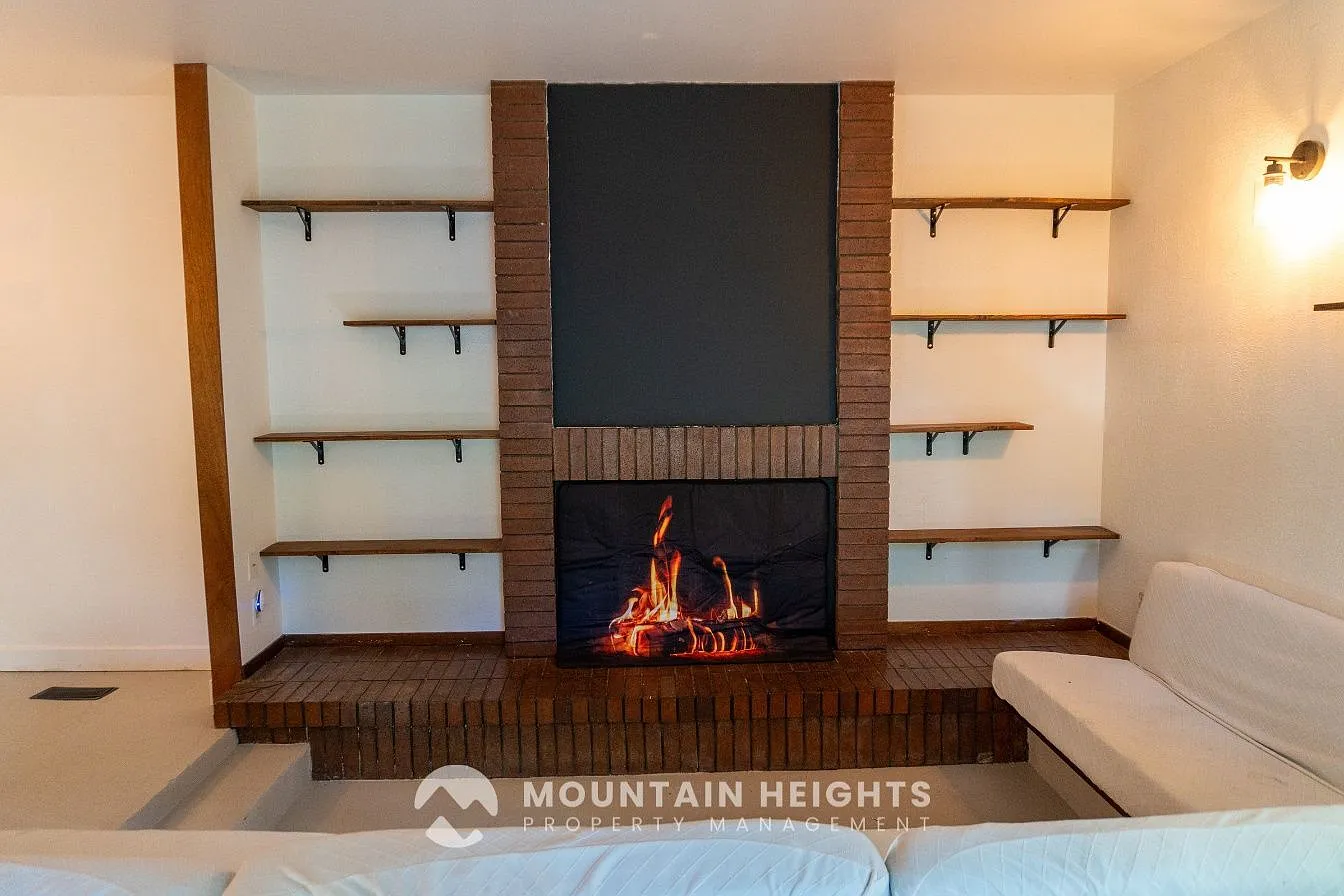 4 bed, 3.0 bath, 2500 sqft, $4,200 — Photo 2