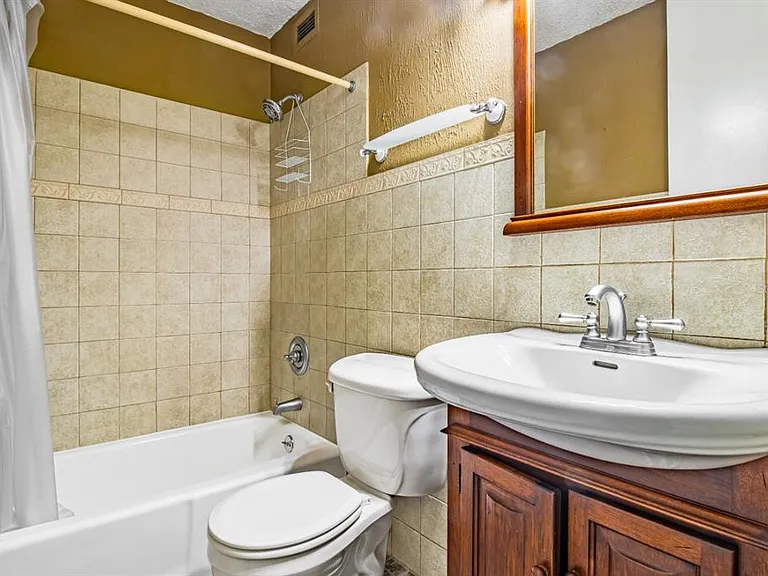 Cond. Laguna Gardens II 2 Ave. Laguna #9A — Photo 15