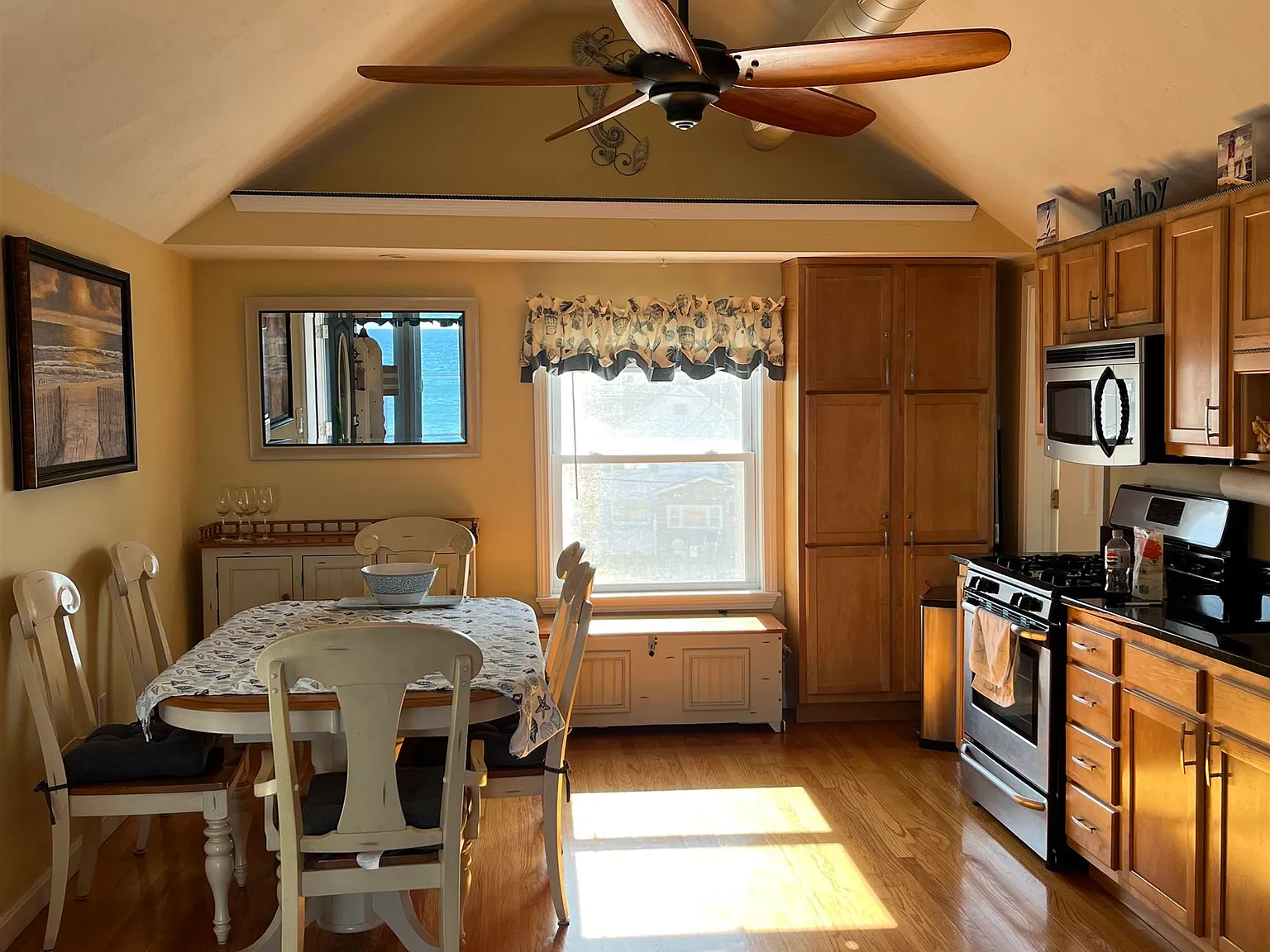 2 bed, 1.0 bath, 1000 sqft, $2,500 — Photo 3