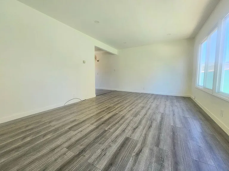 9234 Elizabeth Ave — Photo 4