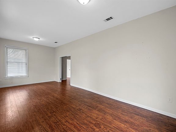 4th image of 2616 Fort Ave