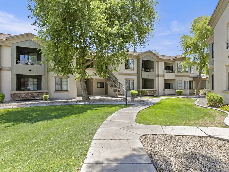 Adiamo Palm Valley Apartments in Goodyear, AZ